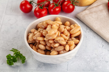Canned white beans in the bowl