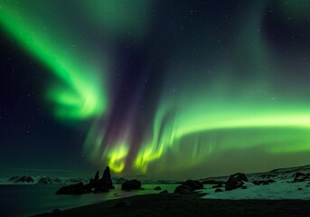 Naklejka premium Beautiful aurora borealis northern lights in night sky over snowy landscape