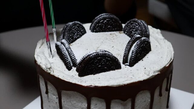 There are candles on the birthday cake.생일축하 케익에 초가 있습니다.