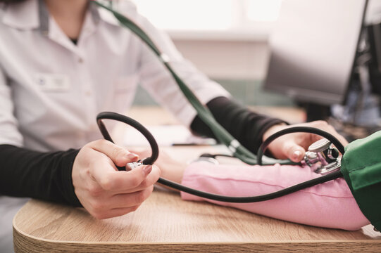 close-up image of doctor using sphygmomanometer tonometer to measure patient's blood pressure. Medical procedure, showing the arm cuff and stethoscope. No face
Preventing Hypertension: no stress