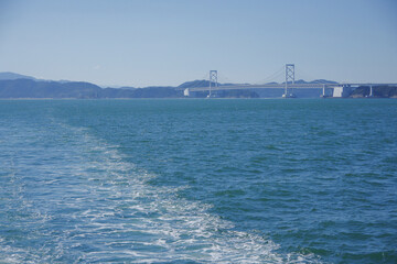航跡と吊り橋と青空