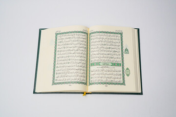 Obraz premium An open Quran displaying Surah Al-Kahf, a chapter of wisdom and guidance, often recited on Fridays by Muslims worldwide