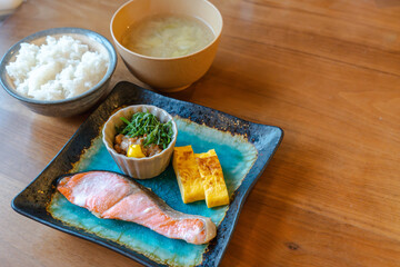 和朝食セット 焼き鮭と卵焼き付き