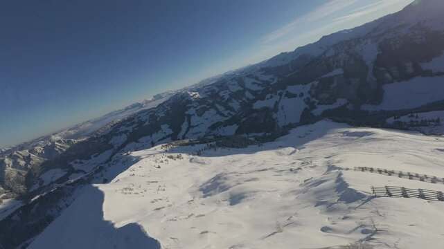 Flug &uuml;ber eine verschneite Bergspitze in den Alpen, Panorama, DJI OMSO Action 5 (D-Log)