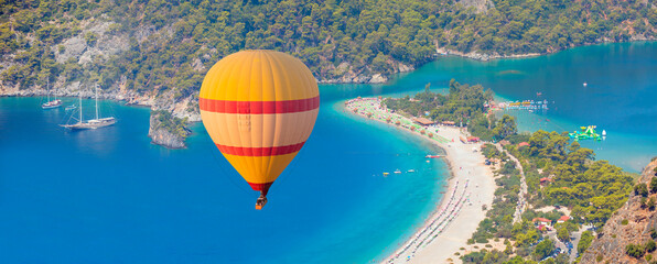 Hot air balloon flying over spectacular oludeniz (ölüdeniz) lagoon - Fethiye, Turkey