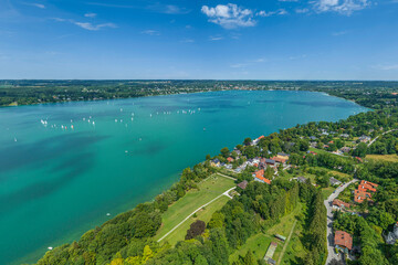 Naklejka premium Die Region um die Ortschaft Berg am Starnberger See aus der Vogelperspektive