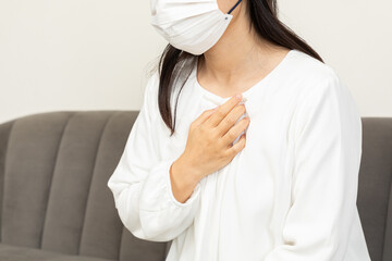 胸部の痛みを感じる女性02