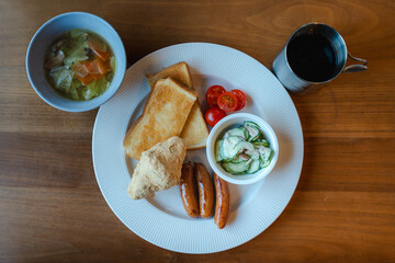 トーストとスープの朝食プレート