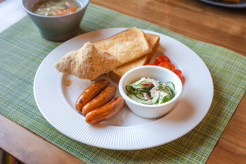 トーストとスープの朝食プレート