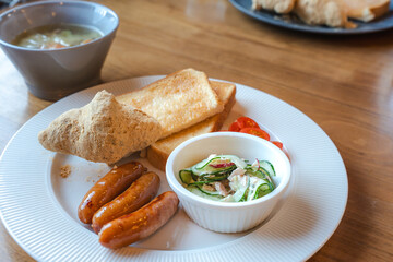 トーストとスープの朝食プレート