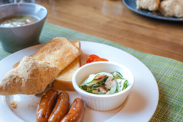 トーストとスープの朝食プレート