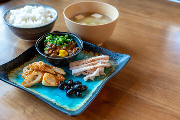 和食の朝食セットと食卓の風景