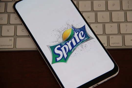 Sprite - Marca de um refrigerante com sabor de Lima-Lim&atilde;o produzido pela The Coca-Cola Company e que est&aacute; presente em mais de 190 pa&iacute;ses. O nome Sprite significa fada, duendes e esp&iacute;ritos.