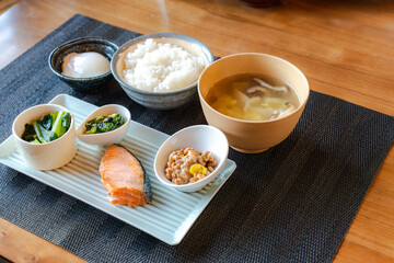 和食の朝食セットと食卓の風景