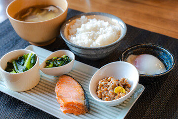 和食の朝食セットと食卓の風景
