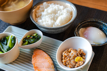 和食の朝食セットと食卓の風景