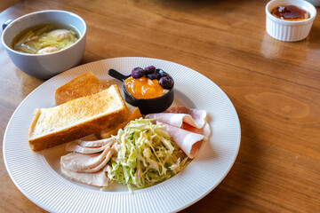 洋風朝食セットと食卓の風景