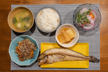 焼き魚と和食のおかずが並ぶ食卓