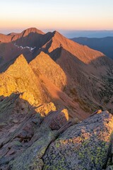 Obraz premium Majestic Mountain Landscape at Sunset with Rugged Peaks and Golden Light