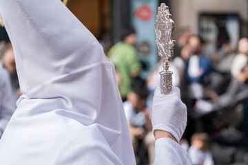 Procesión de religioso con Capirote en la calle Mayor de Madrid España en la Semana.
