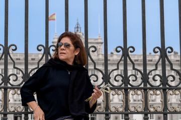 La señora está un lado del Palacio Real de Madrid España, celebrando la Semana Santa.