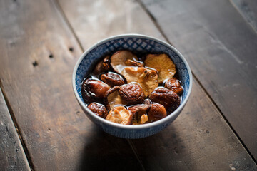 干し椎茸をを水で戻す