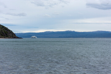 vista panoramica del canal de beagle con crucero llegando a la ciudad