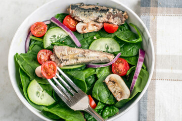 spinach salad top with sardines