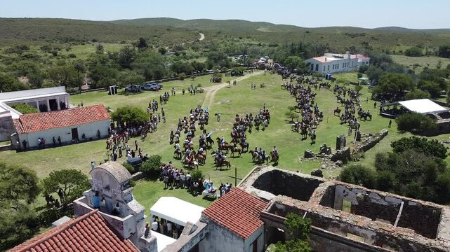Desfile gaucho en fiesta patronal de la Virgen de la Candelaria en Estancia Jesu&iacute;tica Patrimonio de la humanidad, a&eacute;rea con dron