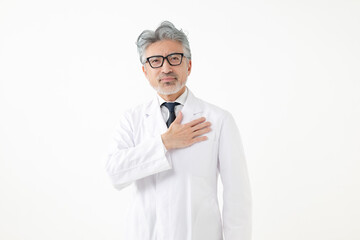 白衣を着た中高年の男性