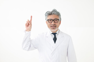 白衣を着た中年の男性