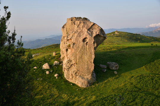 I megaliti dell'Argimusco, formazione di roccia arenaria quarzosa dalle forme straordinarie. al confine tra i monti Nebrodi e i Peloritani, all'interno della Riserva Naturale del Bosco di Malabotta,. 