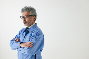 作業着姿で腕組みする男性