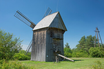 stary wiatrak, młyn w skansenie polskim Tokarnia © EwaAF
