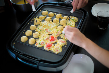 たこ焼きをみんなで丸める