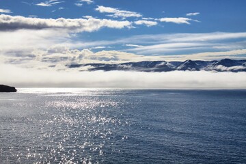 la nebbia nel fiordo a Husavik in islanda