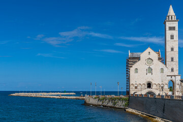Silhouette de la Basilica Cattedrale di Maria Santissima, face à l'Adriatique, à Trani, dans les...