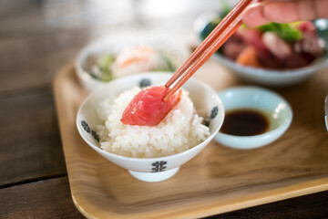 お刺身定食のまぐろをごはんに乗せる