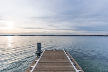 Obraz premium Sonnenschein durch diffuse Wolken am Cospudener See bei Leipzig, Deutschland