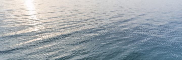 Sanfte Wellen und Relfketion des Sonnenlichts