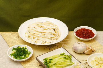 Ingredients needed for the special Chinese dish Shaanxi oil-splashed noodles