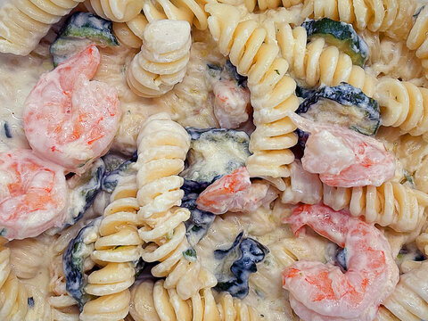 pasta fusillo con gamberetti e zucchine