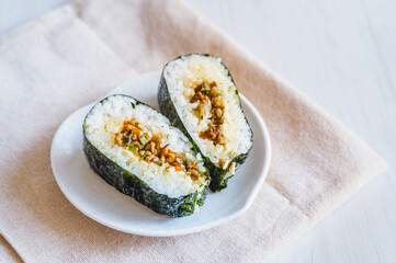 シュレッドチーズとドライカレーのおにぎり