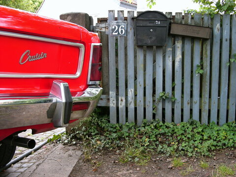 Ford Taunus P7 Limousine in Rot der Sechzigerjahre und Siebzigerjahre mit Cruisin Schriftzug am 31.07.2011 beim Oldtimertreffen Golden Oldies in Wettenberg Krofdorf-Gleiberg bei Gie&szlig;en in Hessen