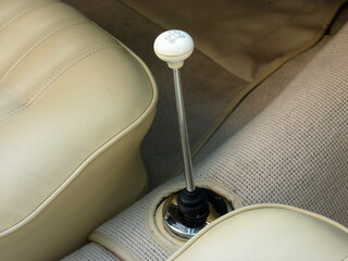 Schaltknauf der Mittelschaltung und edles Interieur mit Ledersitze im Innenraum des Roadster der Fünfziger Jahre beim Oldtimertreffen Golden Oldies in Wettenberg Krofdorf-Gleiberg bei Gießen in Hessen