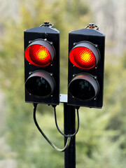 Traffic light for a cable-drawn vehicle for transporting people, or funicular traffic light