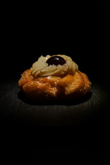 Oro su nero: la bellezza irresistibile della zeppola 🖤🍩