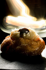 Giochi di luce e dolcezza: la zeppola sotto i riflettori 🍩🔦