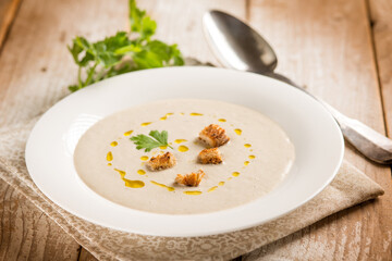 artichoke cream soup with sliced bread