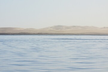 Atlantik bei Walvisbay mit Blick auf die Sandd&uuml;nen der Namib